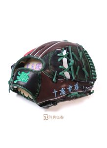 阿男伍叁WAGYU JB客製化棒球外套，黑色經典款棒球服裝展示